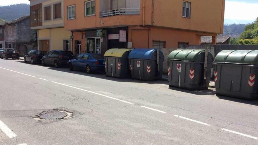 El lugar del accidente, en la calle Pazos Fontenla y con uno de los contenedores desplazado. // G.Núñez