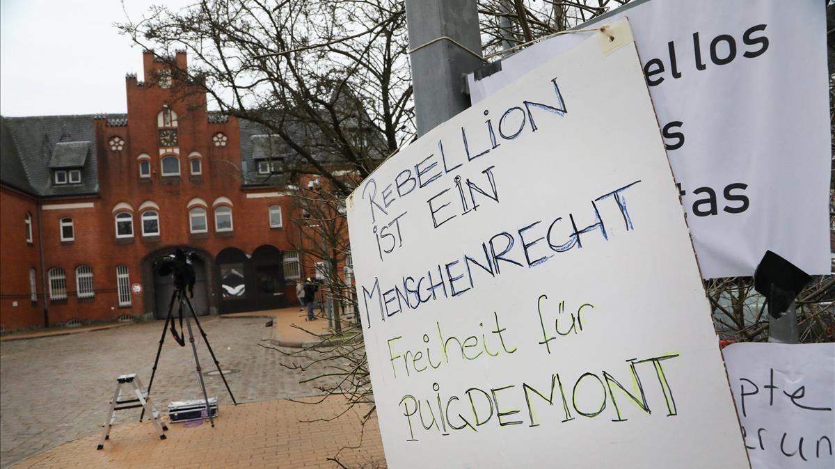 Un cartel con el lema La rebelión es un derecho humano. Libertad para Puigdemont colocado en una valla delante de la prisión de Neumunster.