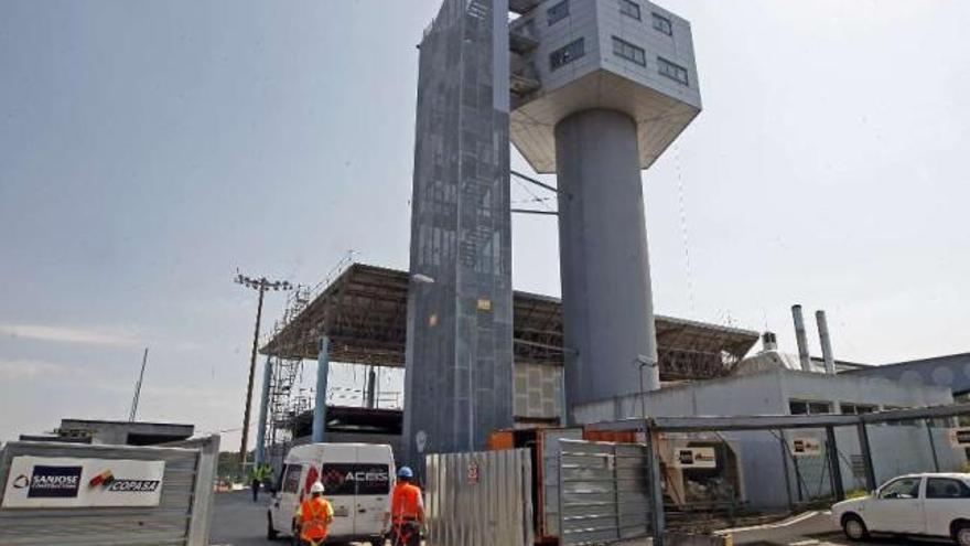 En la torre de Peinador trabajan en la actualidad ocho controladores de Aena.  // Marta G. Brea