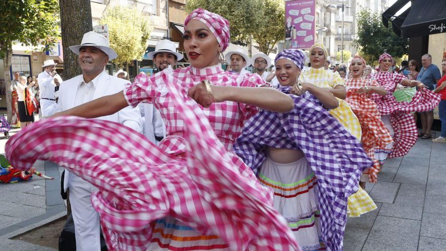 El folclore puertorriqueño saca a bailar a O Calvario | R. GROBAS