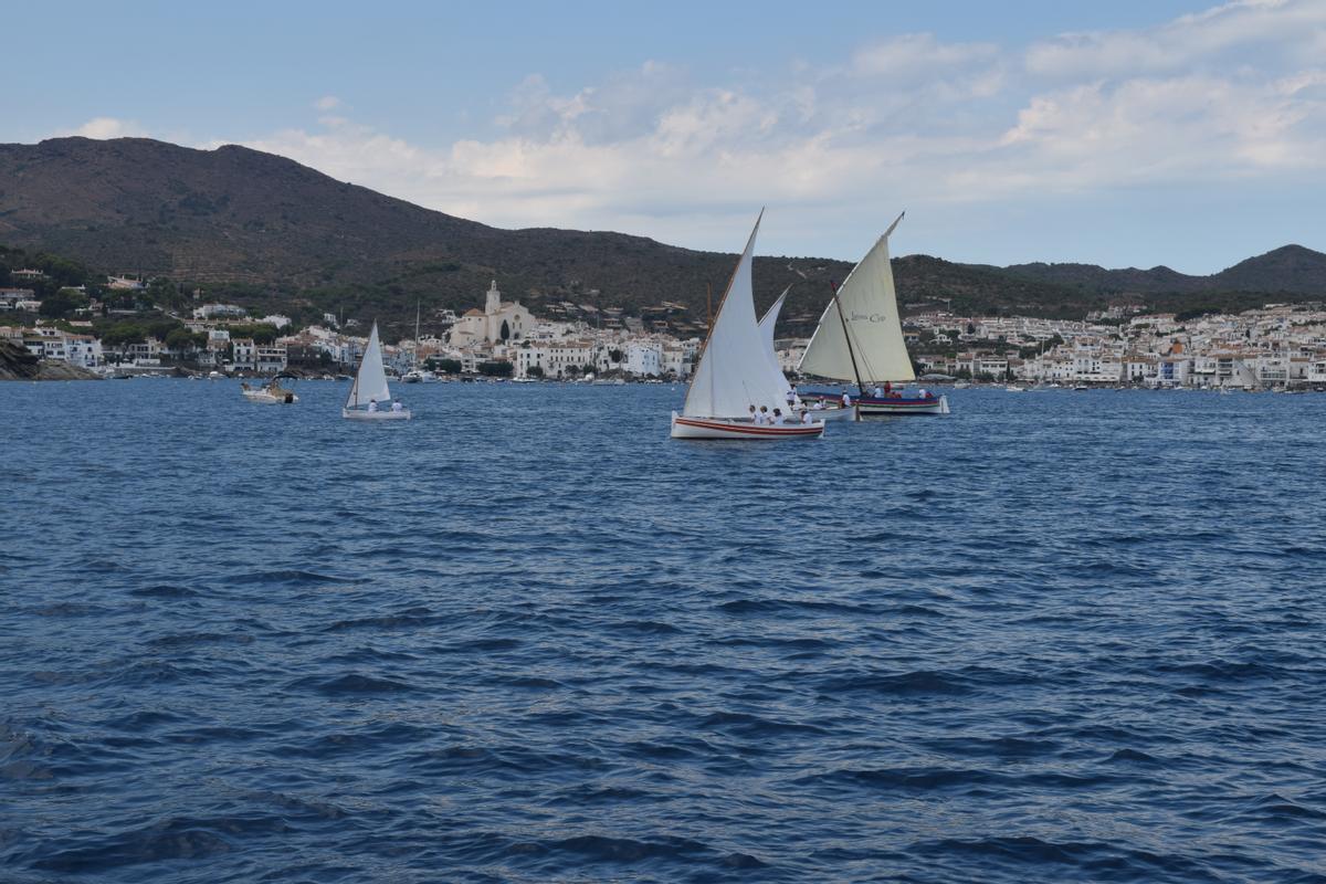 Quatre barques i Cadaqués Quatre barques i Cadaqués