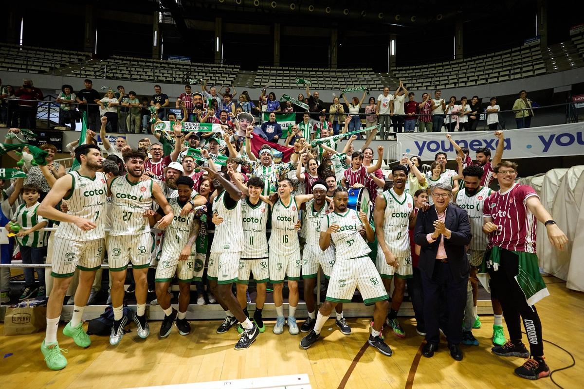 Matute, primero derecha con gafas, en la celebración del ascenso del Coto Córdoba de Castellón.