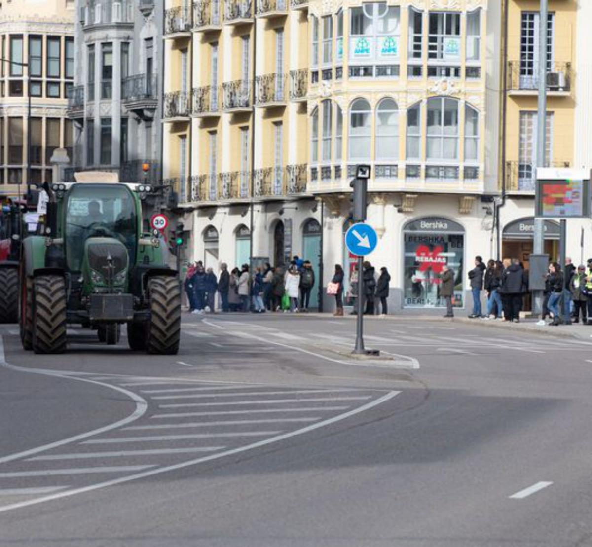 Los agricultores bloquean los accesos a la ciudad en una movilización histórica