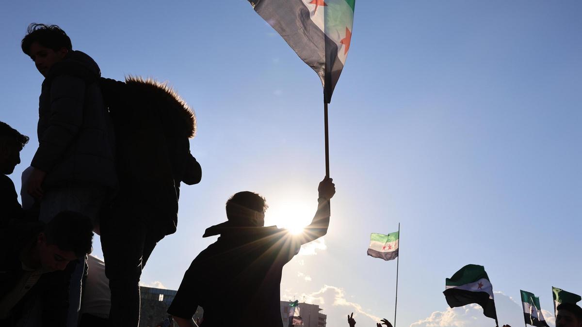 Siria festeja unida bajo su "vieja-nueva" bandera