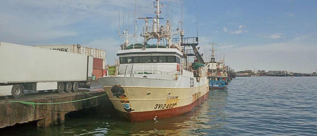 Un arrastrero gallego en el
puerto de Nuadibú, en
Mauritania.  | // J.R.