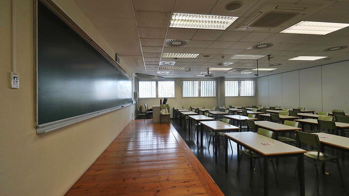 Un aula de la Universitat Politècnica de València de la Escuela de Informática, vacía, ayer, por la celebración de exámenes. | J.M.LÓPEZ