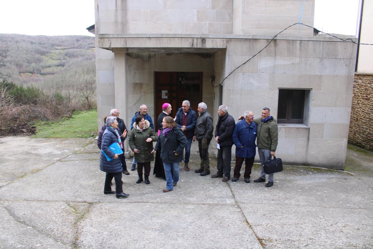 GALERÍA | El obispo visita Villanueva de la Sierra y As Hedradas