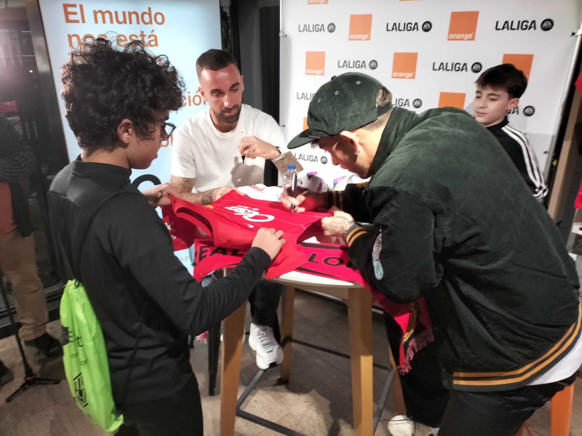 Firma de autógrafos de Sergi Darder y Antonio Sánchez, jugadores del Mallorca