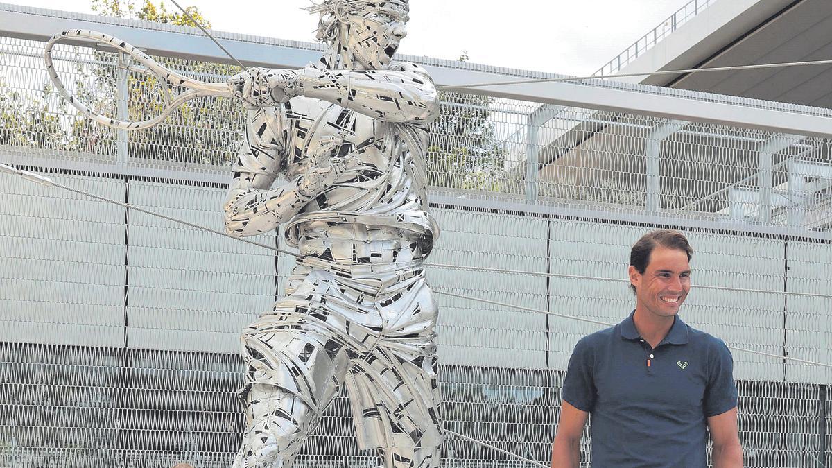 Rafa Nadal junto a su estatua en Roland Garros