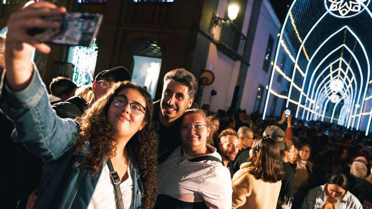 El alcalde, Luis Yeray Gutiérrez, en el encendido navideño del casco. | | E.D.