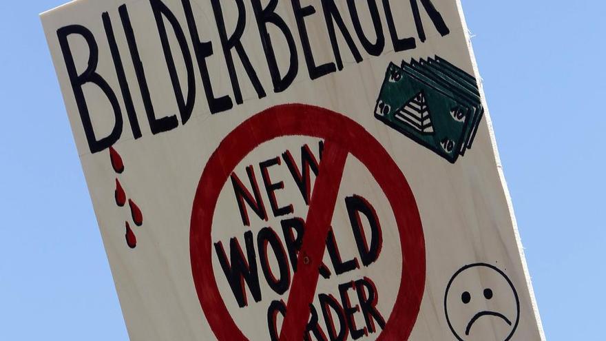 Pancarta en contra del club Bilderberg.