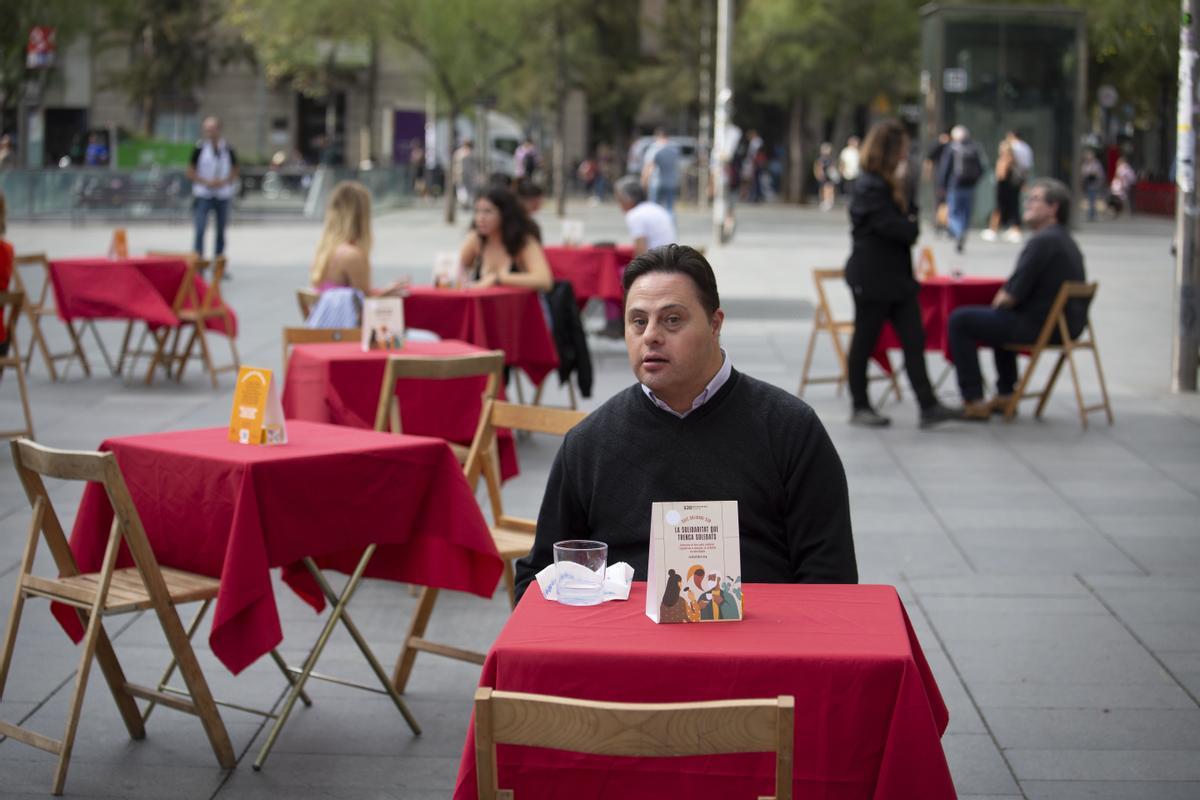 Campaña del Hospital Sant Joan de Dèu Cafè Solidari contra la soledad no deseada en la plaça Universitat de Barcelona