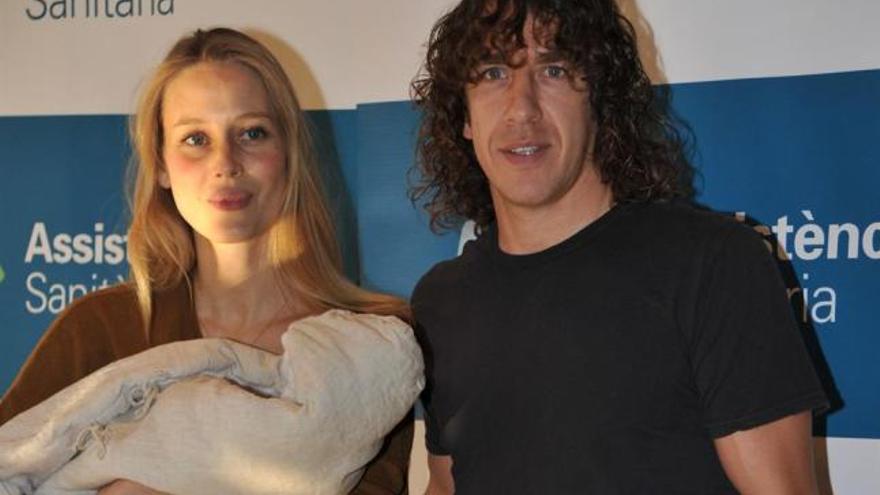 Carles Puyol y Vanesa Lorenzo, con la pequeña Manuela.