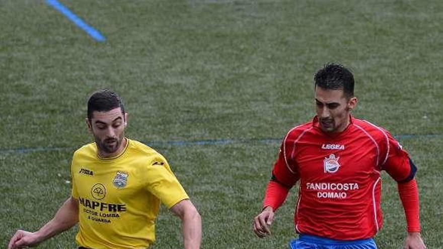 Cousido conduce el balón, ayer, en el campo de A Granxa. // G.N.