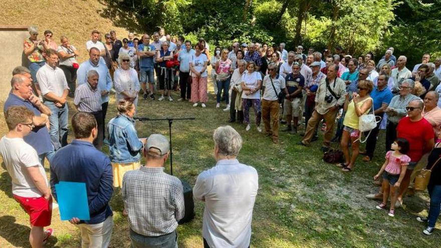 Los congregados ayer en el homenaje de La Bornaína.