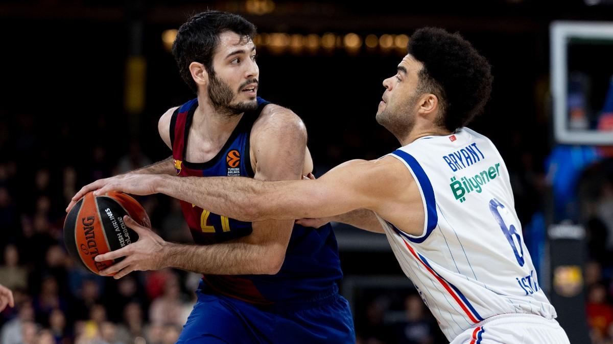 Álex Abrines, ante Elijah Bryant