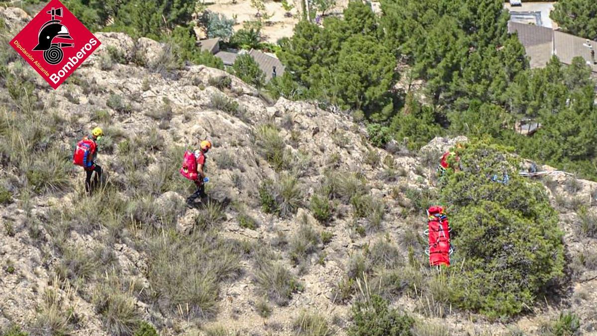 Rescate del cuerpo del parapentista fallecido este sábado en Elda.