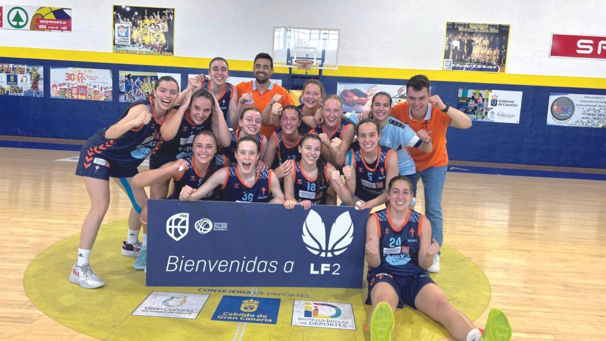 Las jugadoras, tras conseguir el ascenso.