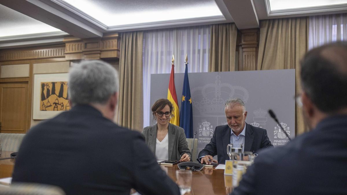 Reunión de Fernando Clavijo con el Gobierno de España para valorar la situación del crucero con hantavirus