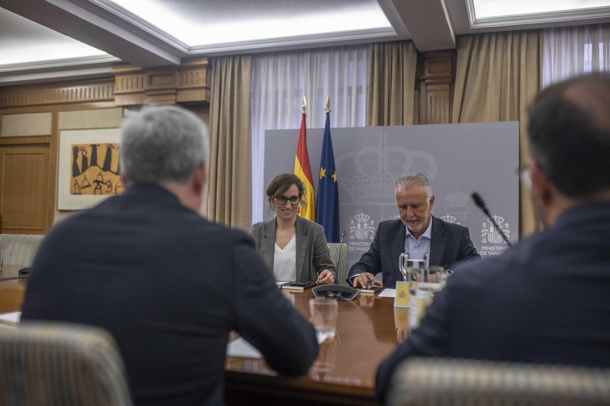 Gobierno de España (ministra Sanidad – ministro Política Territorial), con presidente Canarias, Fernando Clavijo.