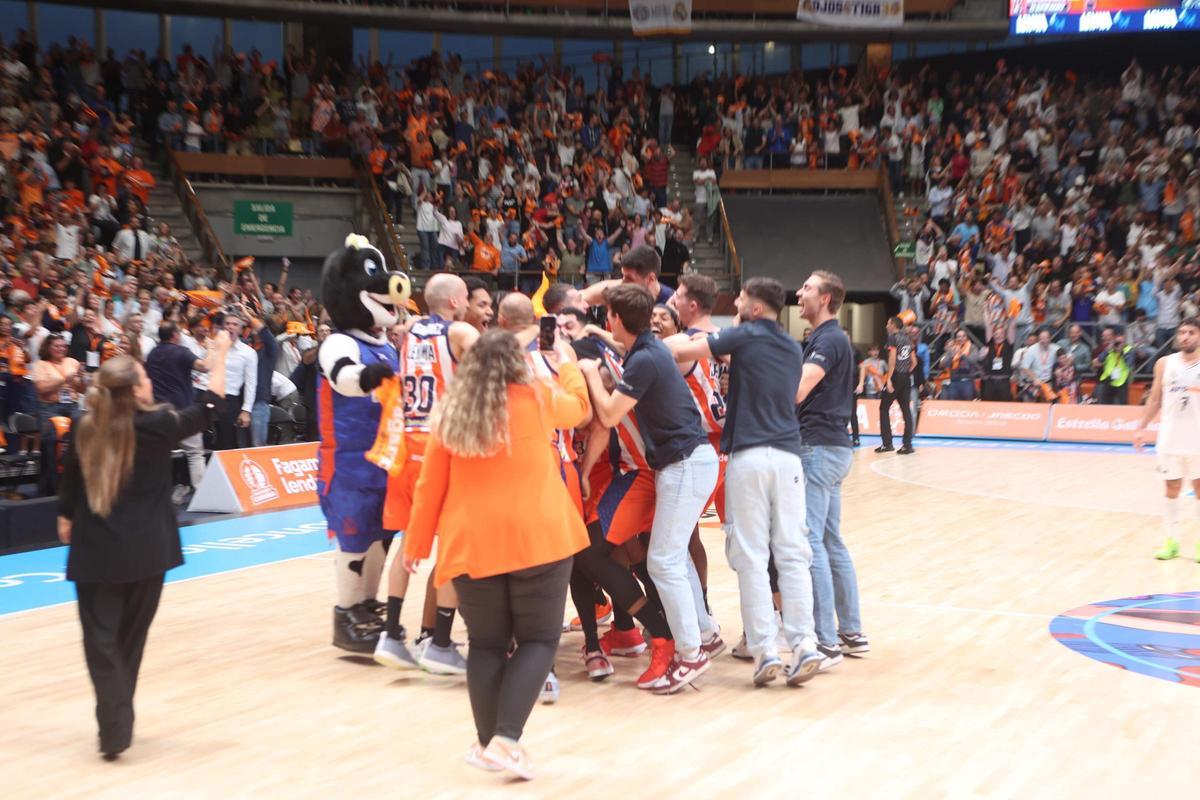 Así fue la celebración de los jugadores del Leyma Coruña en la pista Así fue la celebración de los jugadores del Leyma Coruña en la pista