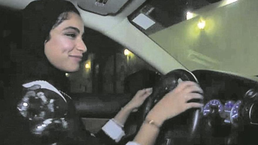 Las mujeres de Arabia Saudí celebran el fin del veto al volante