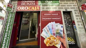Fachada con carteles de un Orocaja en Creu Coberta, 63, Barcelona