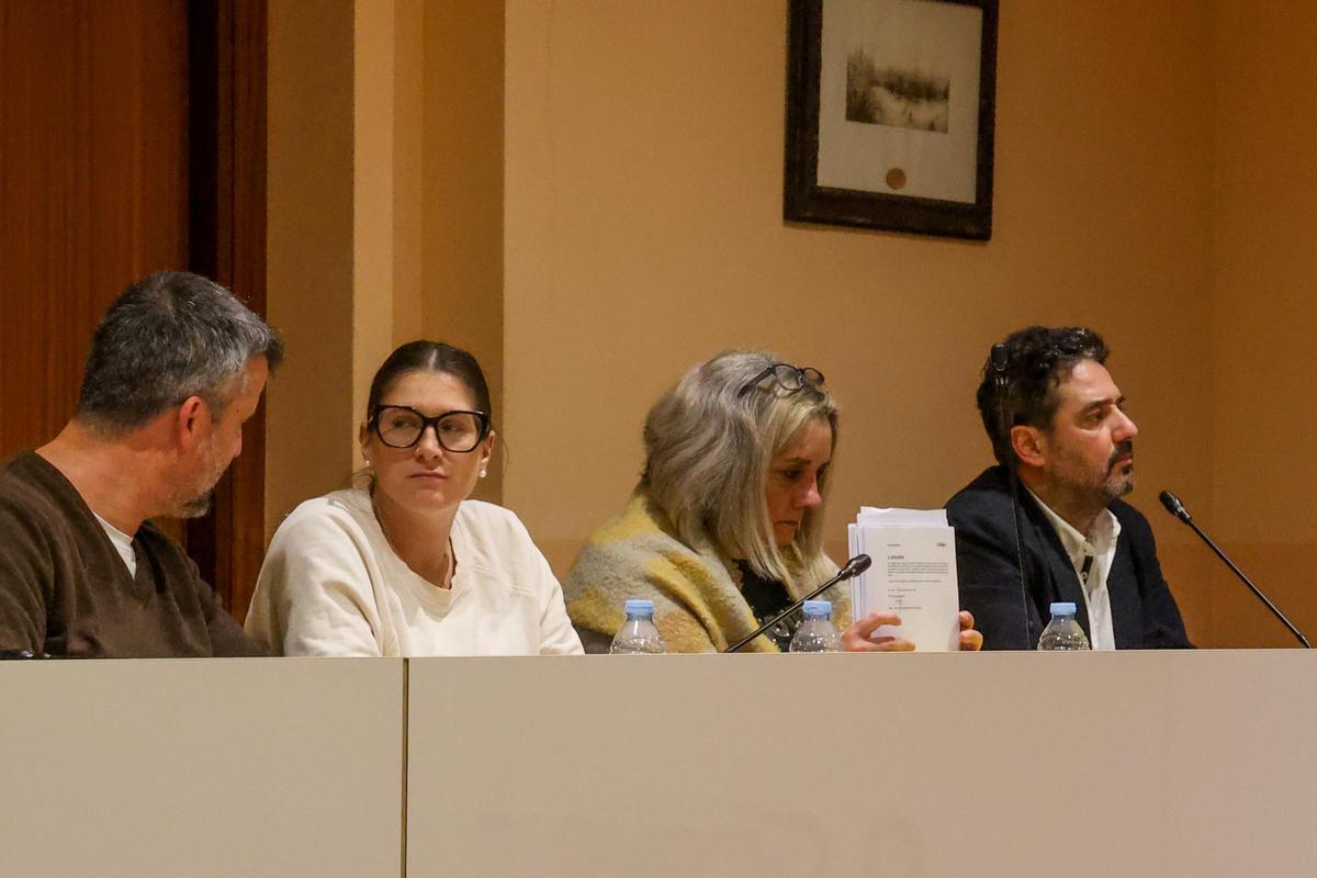 Carolina Otero, con gafas, en un pleno de la Corporación.