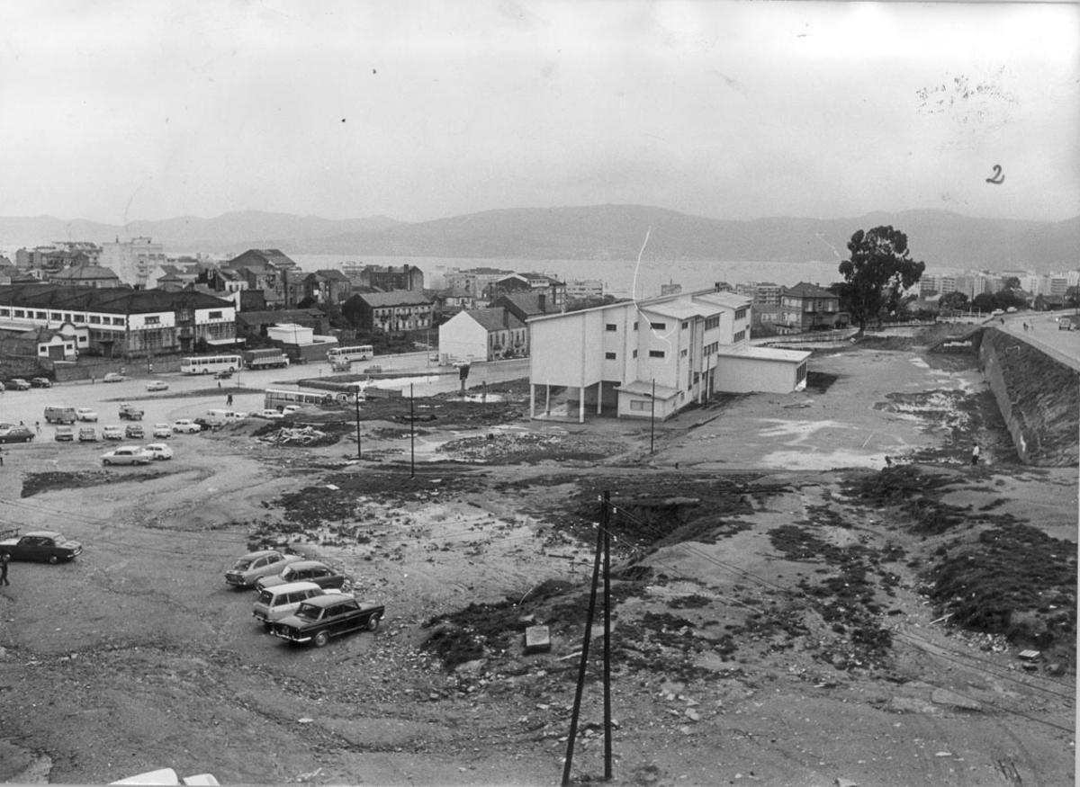 Vista de O Calvario con el instituto y Bodegas Bandeira, en octubre de 1973. Vista de O Calvario con el instituto y Bodegas Bandeira, en octubre de 1973.
