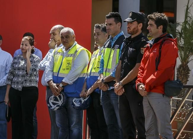 18/04/2016 SUCESOS derrumbe de la vivienda en los critianos donde fallecieron 7 personas  acto homenaje a las victimas   con un minuto de silencio en la plaza del pecador con  autoridades municipales colaboradores en el desescombro  familiares de las víctimas  y vecinos de los cristianos