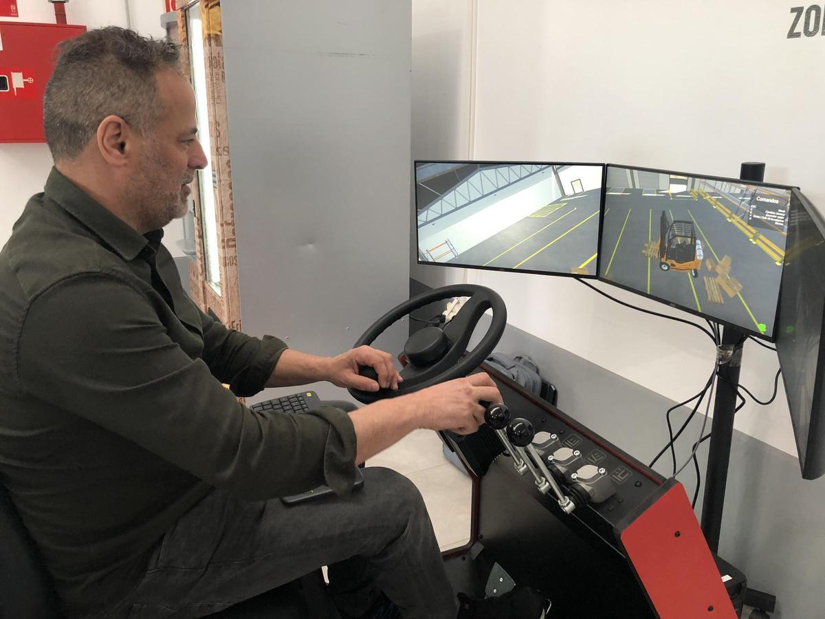 Los asistentes a la III Feira de Emprego do Barbanza podían probar su destreza al volante de un simulador de carretilla elevadora.