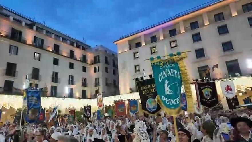 Las Belleas del Foc dan en el inicio oficial a la Fiesta con el himno de las Hogueras
