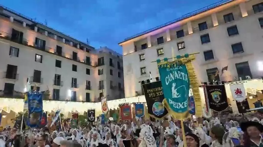 Las Belleas del Foc dan en el inicio oficial a la Fiesta con el himno de las Hogueras