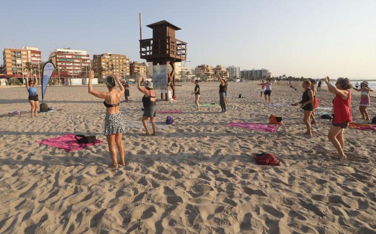 Clase de gimnasia en la paya del Port de Sagunt.
