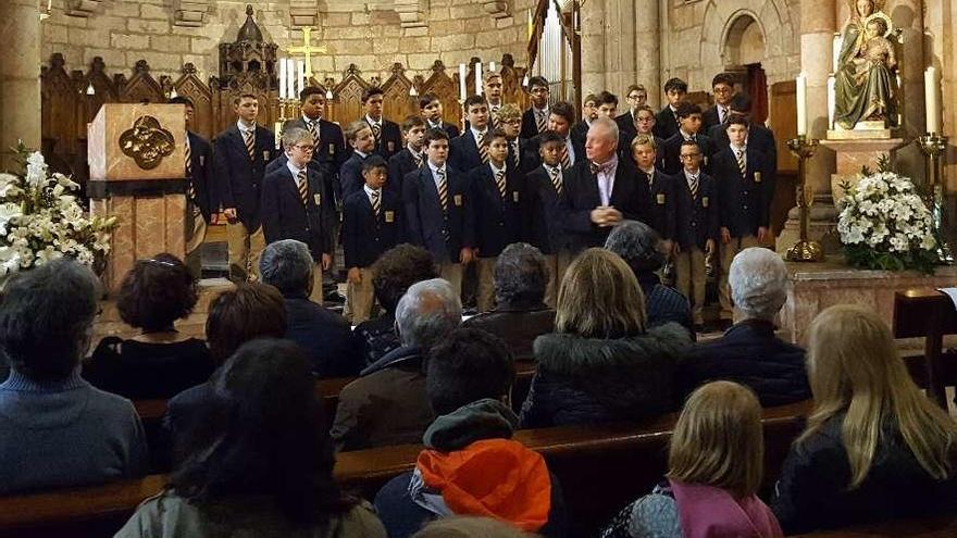 Actuación del coro de voces blancas &quot;Phoenix Boys Choir&quot; en la basílica de Covadonga ayer.