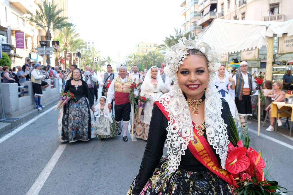 Los festeros aprovechan la Ofrenda para protestar contra la violencia de género con flores y lazos morados