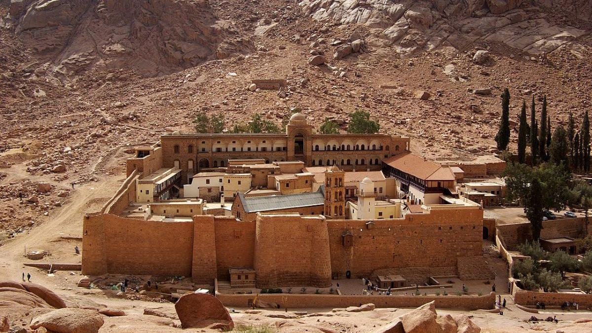 La biblioteca del Monasterio de Santa Catalina, en la península del Sinaí, en Egipto, escondía un pergamino con el mapa más antiguo de todo el cielo, elaborado por el astrónomo Hipparchus, aproximadamente entre el año 162 y el 127 A.C..
