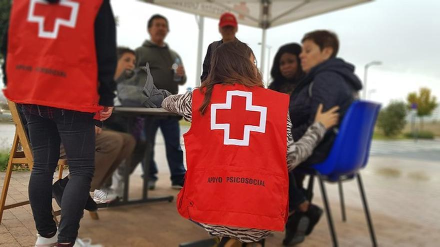 Profesionales de Cruz Roja atienden a las familias afectadas.