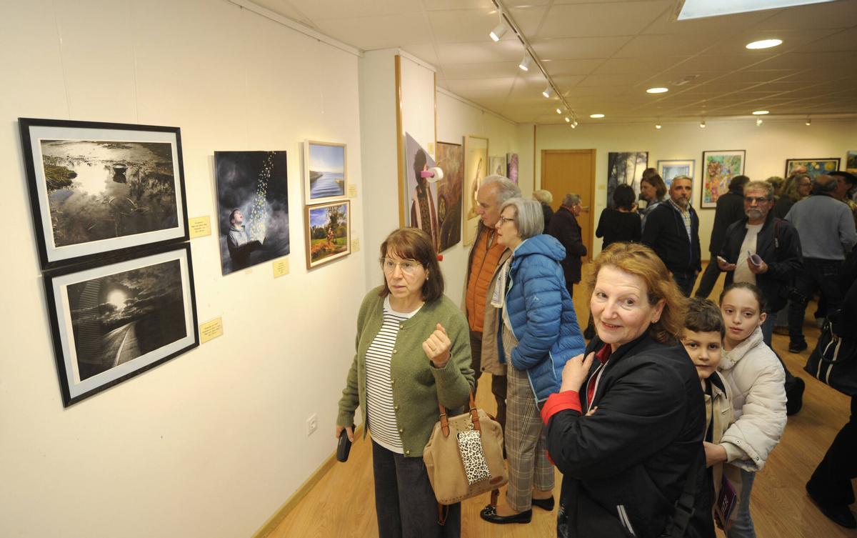 Numerosos veciños arrouparon a inauguración da mostra, con creacións de artistas de distintas idades.