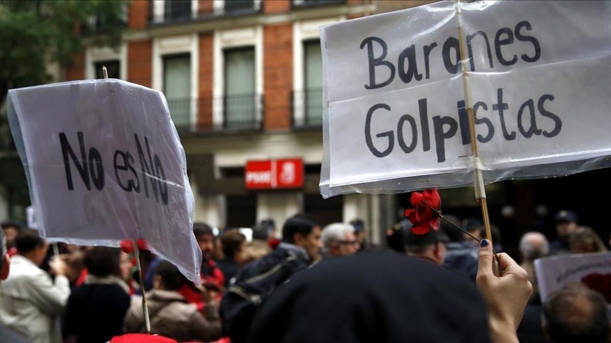 Militantes del PSOE se han concentrado este sábado ante la sede del partido, en la calle de Ferraz de Madrid