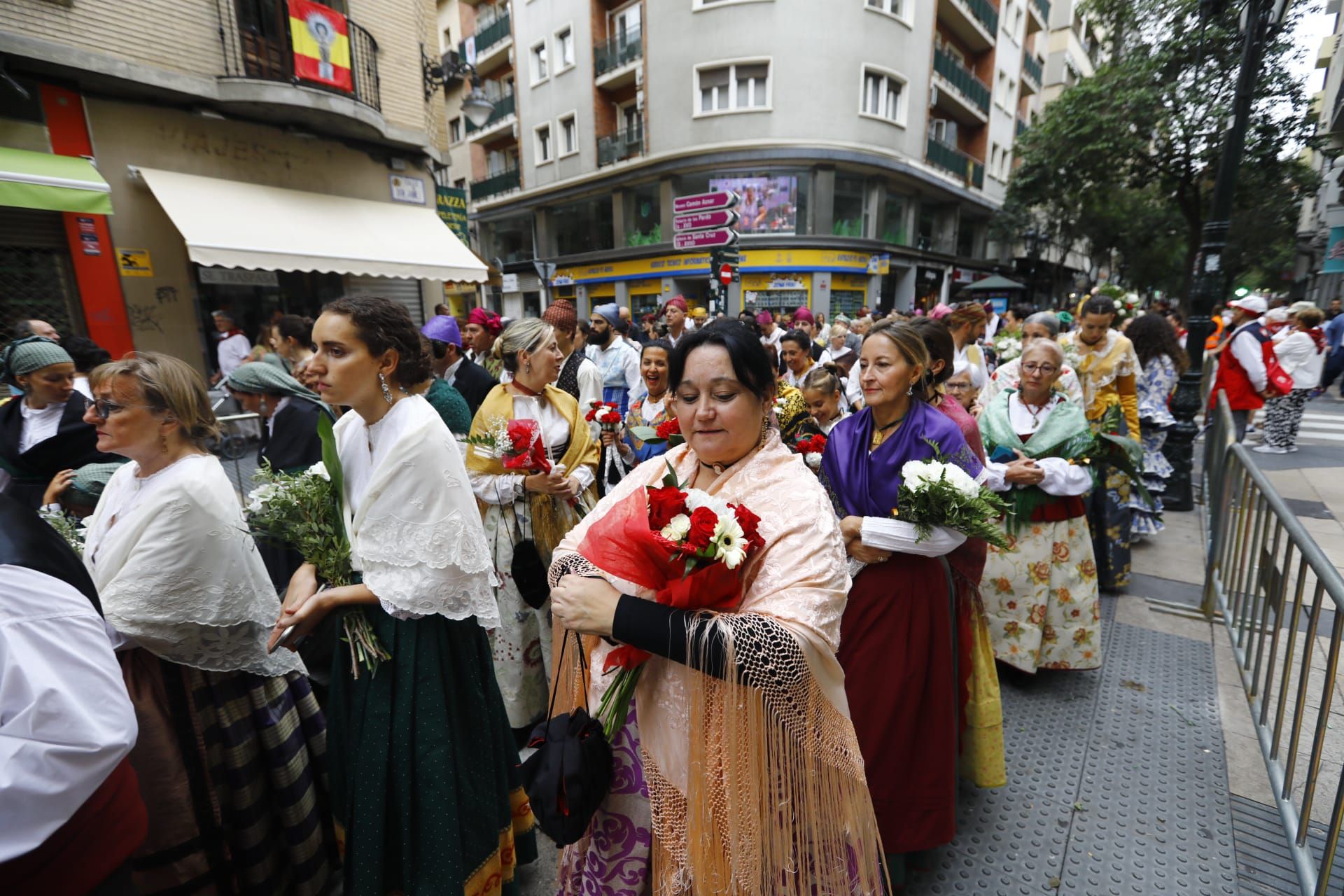 En imágenes | La Ofrenda de Flores a la Virgen del Pilar 2023 en Zaragoza (I)