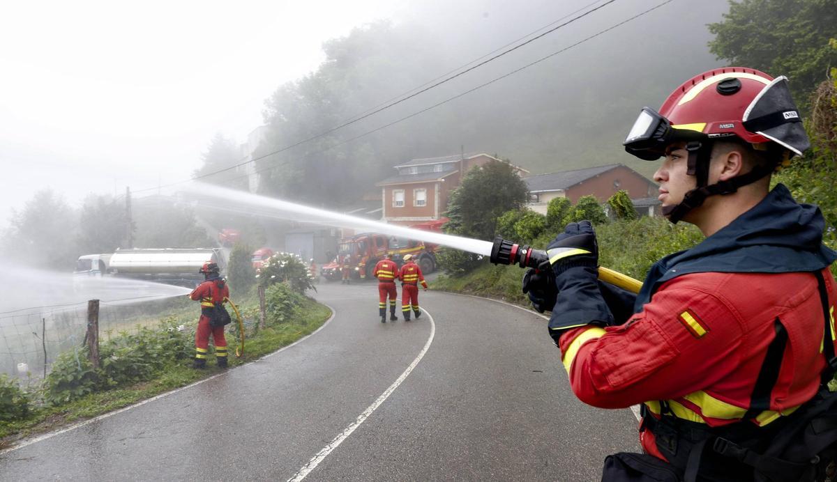 La UME se prepara en Valdés y Tineo para los incendios del verano