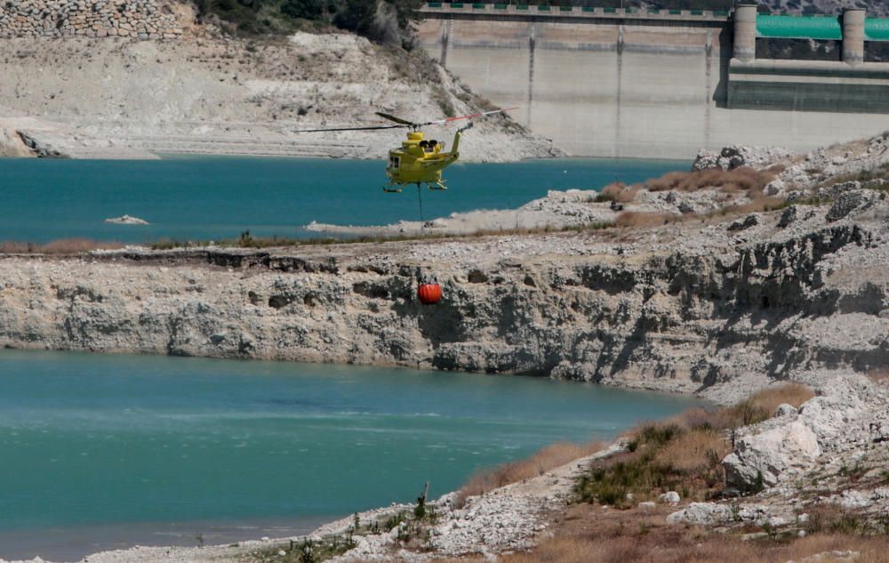 Incendio forestal en el pantano de Guadalest