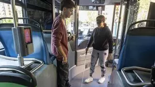 Alumnos de Palma se ponen en la piel de personas con discapacidad visual en un bus de la EMT: «Pensaba que no sería tan complicado»