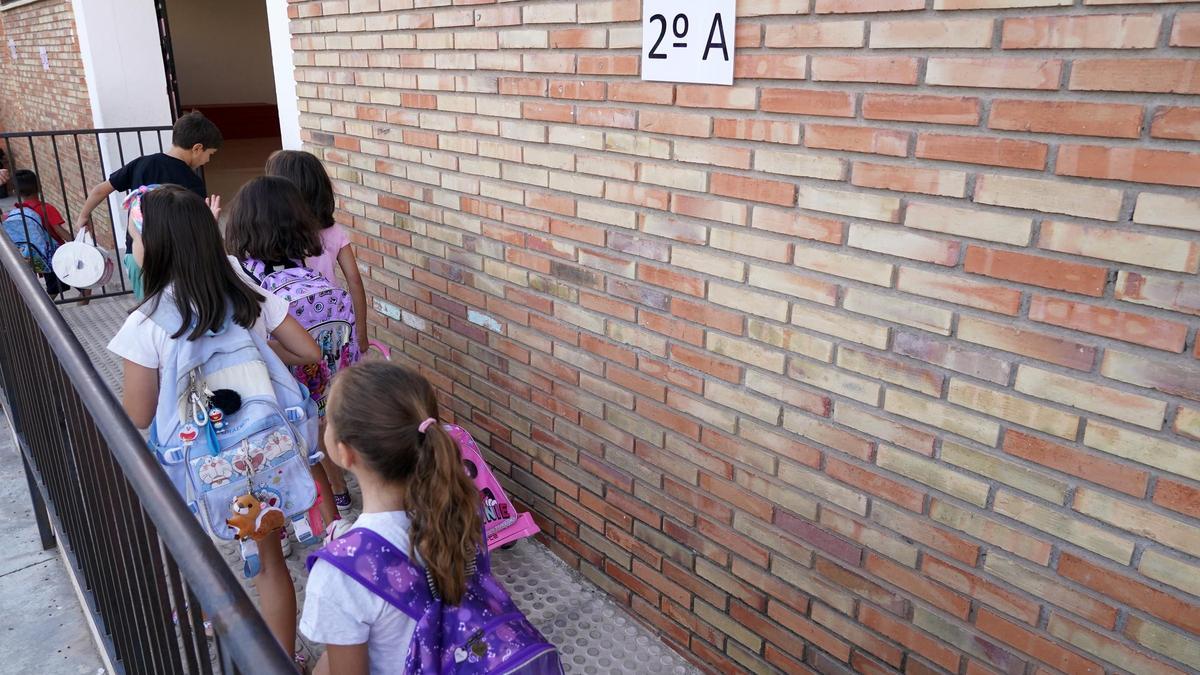 Niños accediendo al centro escolar