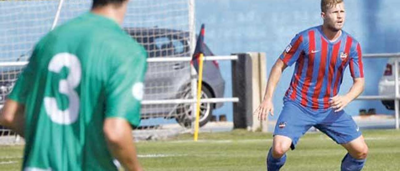 David Karg en una jugada con el Levante de la pasada temporada.