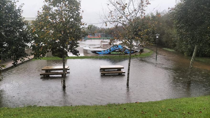 Las intensas lluvias causan desbordamientos en el Val Miñor