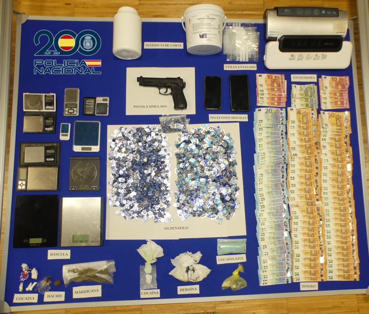 Drogas, un arma simulada y dinero intervenidos en los registros realizados en Vigo contra una banda dedicada al tráfico de drogas y medicamentos falsificados.