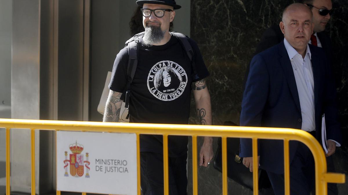El cantante de Def Con Dos, César Strawberry, a su llegada a la Audiencia Nacional para declarar tras ser detenido en la Operación Araña 3.