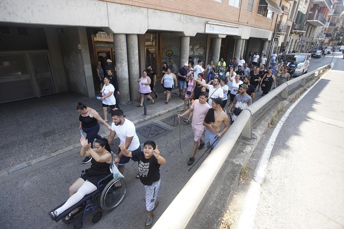 Les imatges de la protesta dels familiars i veïns de les víctimes del crim de la Font de la Pólvora